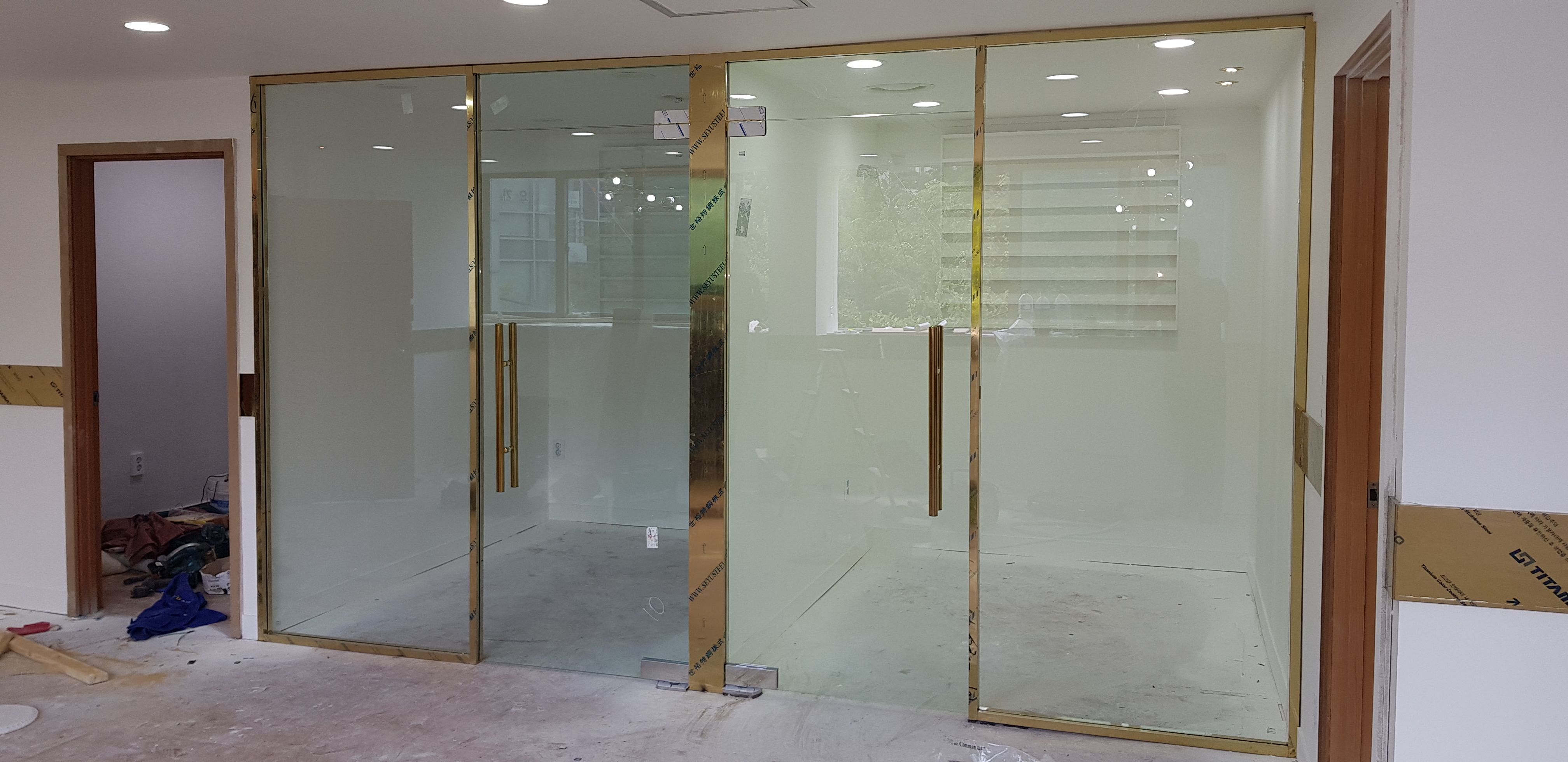 서울 마포구 홍대 상가 네일아트 샵 골드유리파티션