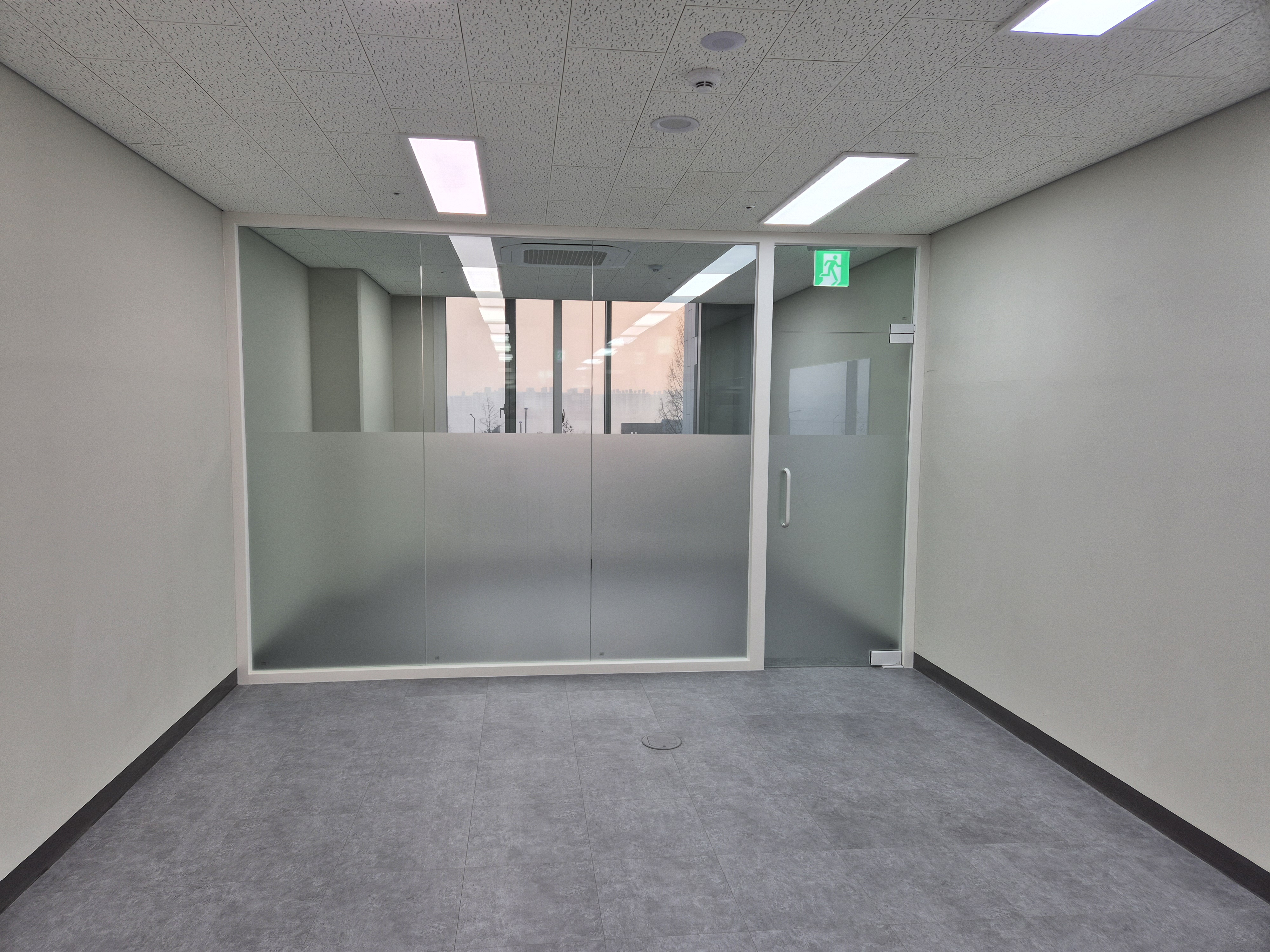 마곡지식산업센타화이트유리칸막이설치