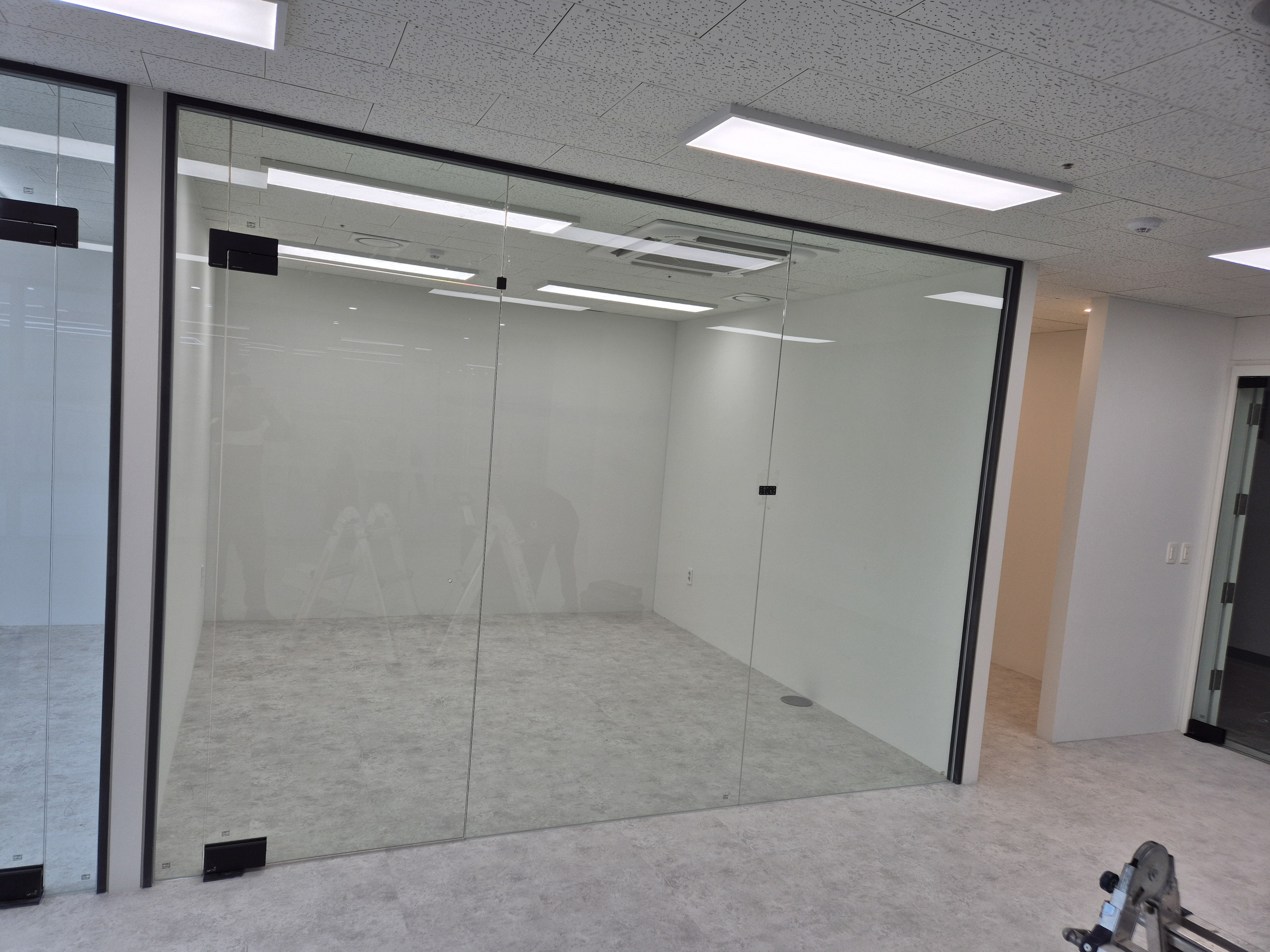 문래동갈바블랙도장유리칸막이설치