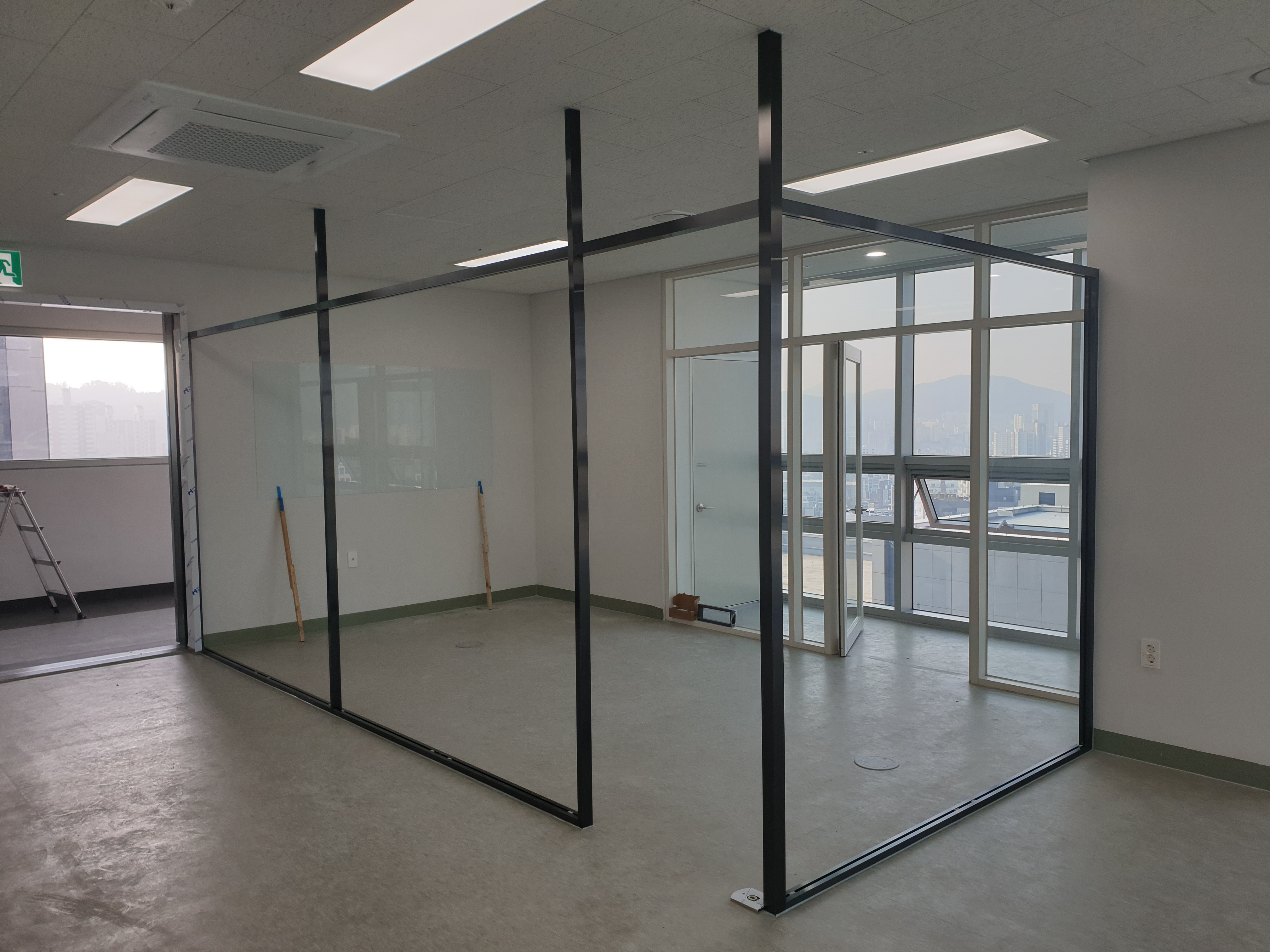 영등포구 여의도동 사무실 상부오픈 블랙파티션