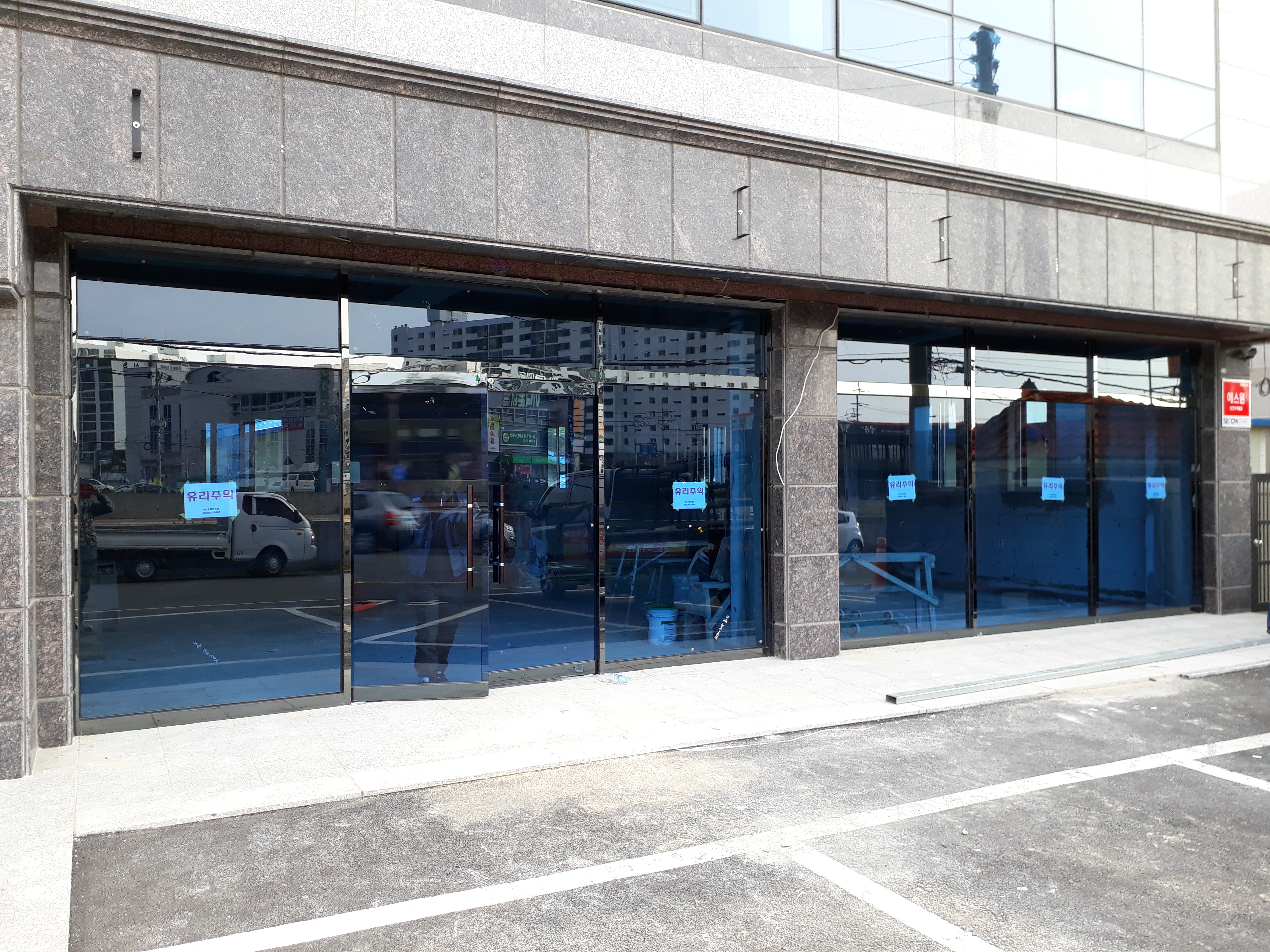 시흥 신축빌딩 1층 상가 블랙스텐 블루유리 강화도어