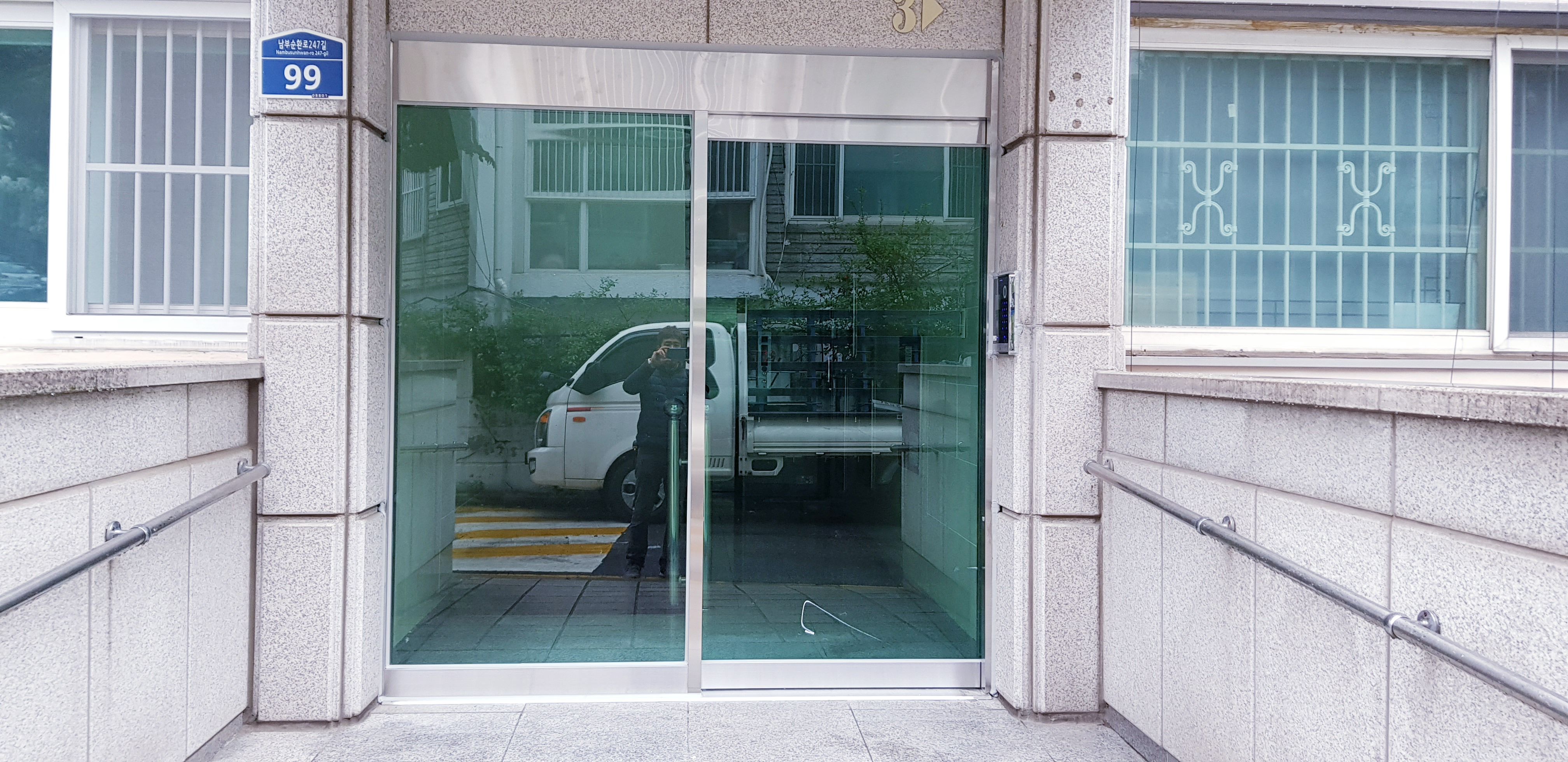 서울 관악구 아파트 편개자동문 칼라유리